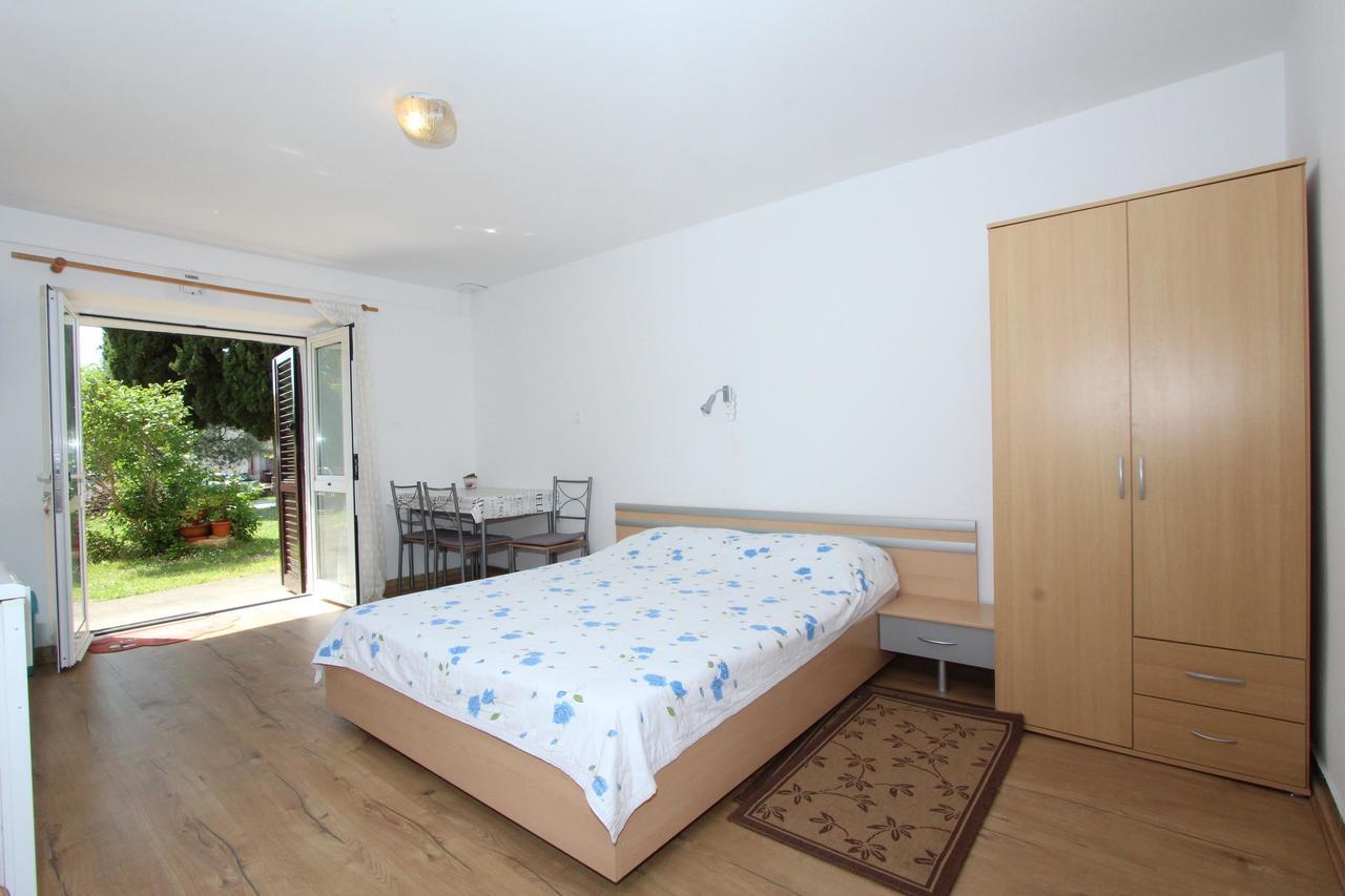 Rosanna Apartment