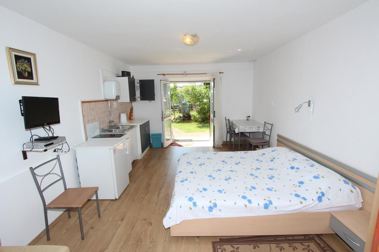 Rosanna Apartment