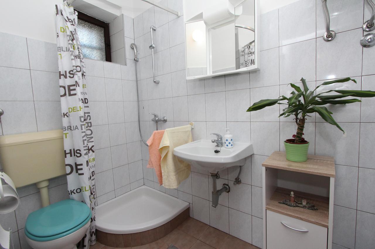 Rosanna Apartment