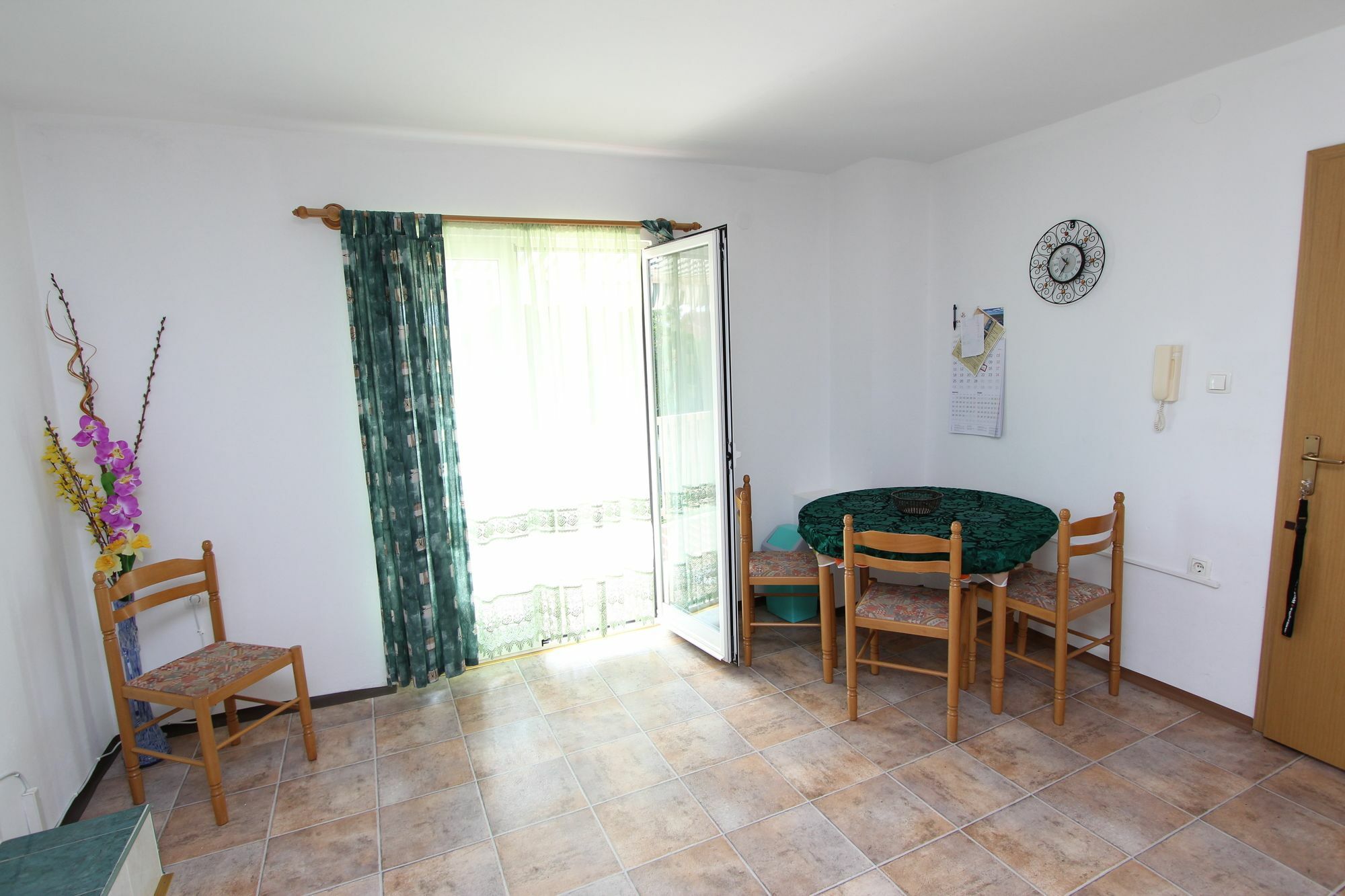 Rosanna Apartment